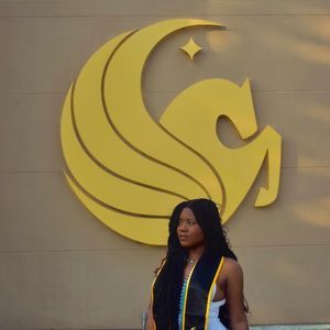 Meet your Posher, Claudia